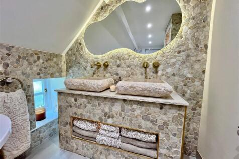 En Suite Bathroom - image two.jpg