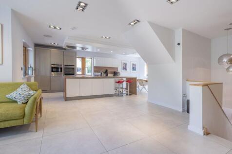 Kitchen / Dining Area