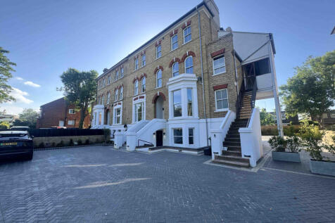 Four Bedroom Raised Ground Floor Flat to Rent