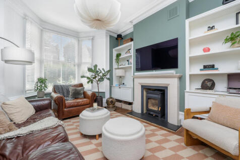 Four Double Bedroom House For Sale by Hackney Dow