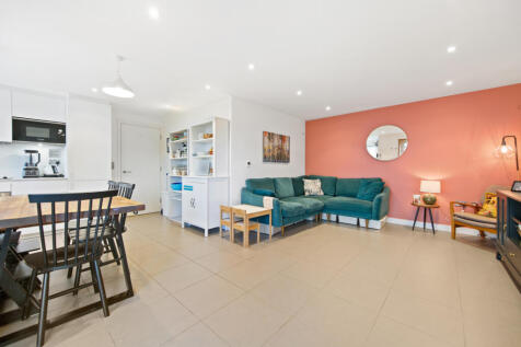 Three Bedroom Lateral Flat for Sale by Clapton St