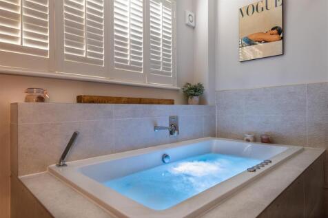 Bathroom 1-Jacuzzi.jpg