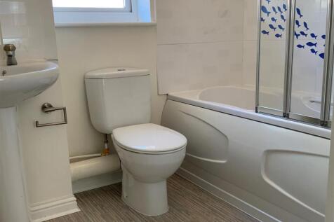11 Bathroom upstairs (2).jpeg