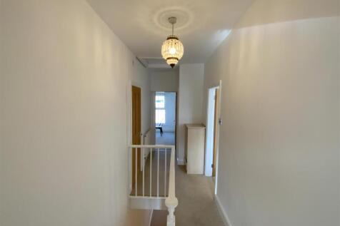 i Rup Landing to front bedroom 3.jpg