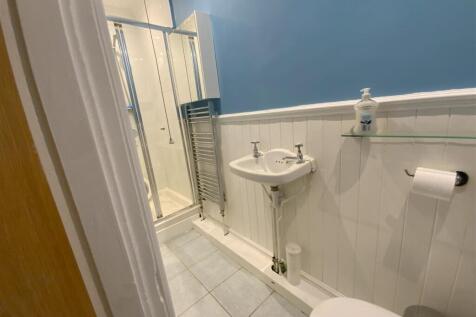 m Rup upstairs bathroom.jpg