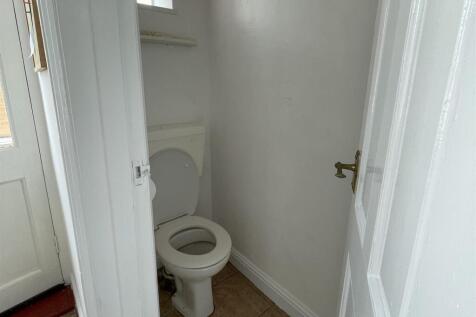 i WC downstairs Land.jpg
