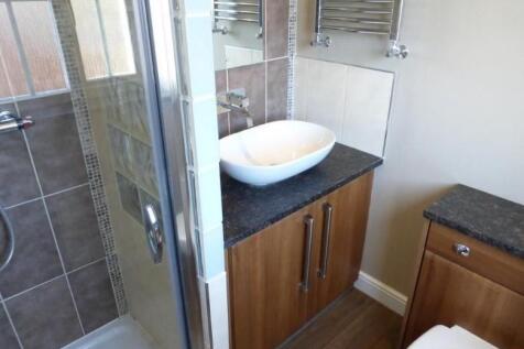 bed 1 ensuite old.JPG