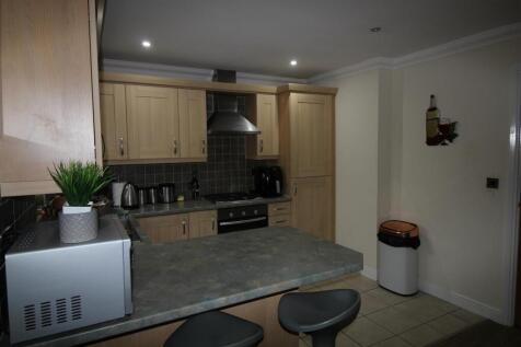 LOUNGE & KITCHEN AREA