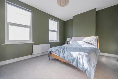 Bedroom 1.jpg