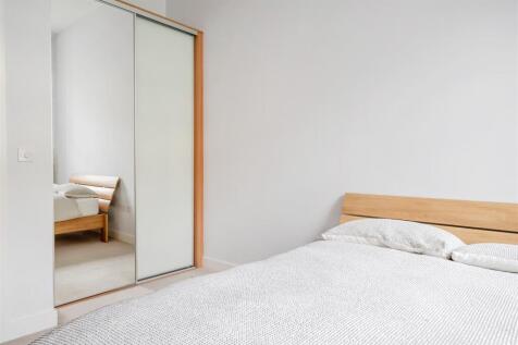 bedroom l.jpg