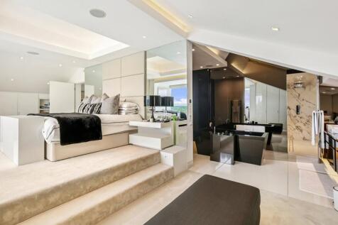Master Bed/Ensuite