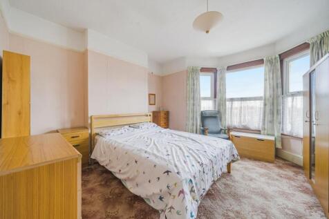 Bedroom 1.jpg