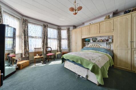 Bedroom 1.jpg