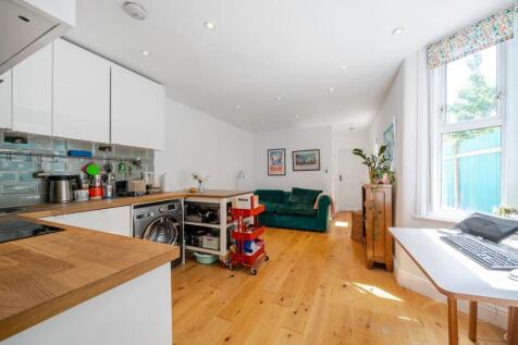 Kitchen / Lounge