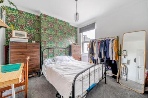 Bedroom 1.jpg