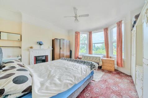 Bedroom 1.jpg