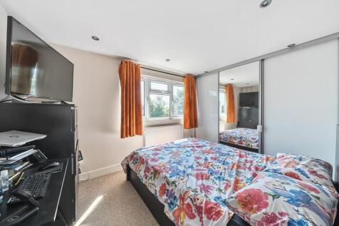 Bedroom 1r.jpg
