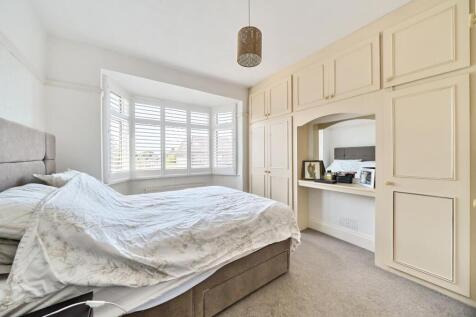 Bedroom 1.jpg