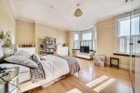Bedroom 1.jpg