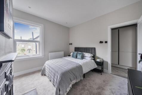 Bedroom 1a.jpg