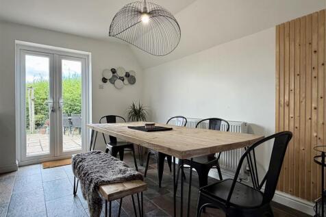 Fantastic kitchen/dining room