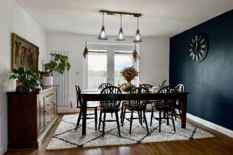 Spacious lounge/dining room