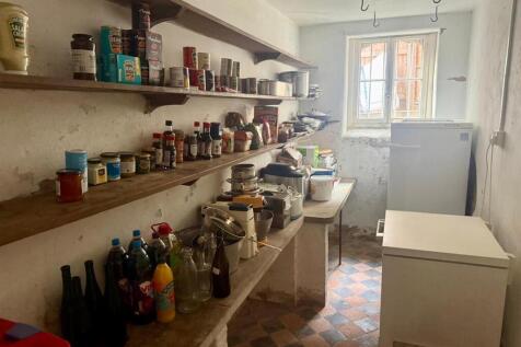 Extensive Lower Ground Floor