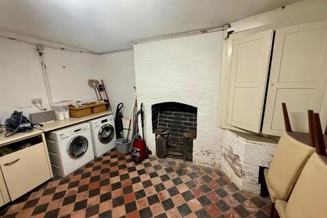 Extensive Lower Ground Floor