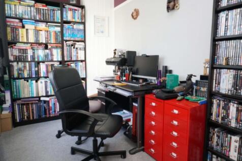 Bedroom/ Study