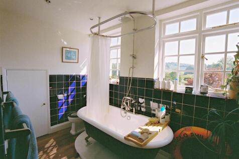 6 - Bathroom.jpg