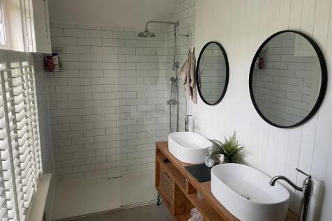 Walk-in shower room.jpg