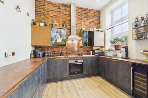 Kitchen / Living Area