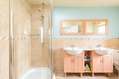 Bed One En Suite