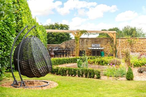 Garden/Seating Area
