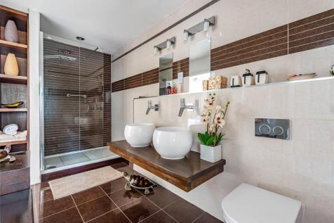 Bedroom 2/3 Bathroom