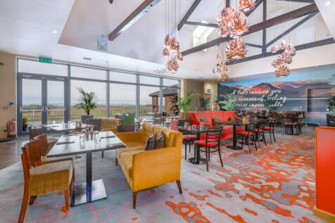 Restaurant &amp; Bar