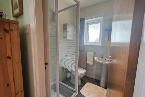 En-suite to Bedroom 1
