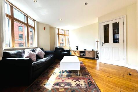 Stylish Corner Apartment in the Heart of the Nort