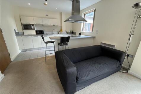 BRIGHT AND SPACIOUS 1 BEDROOM APARTMENT