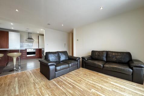 Larger than average apartment - Perfect location