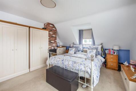 Bedroom 1 - 02.jpg
