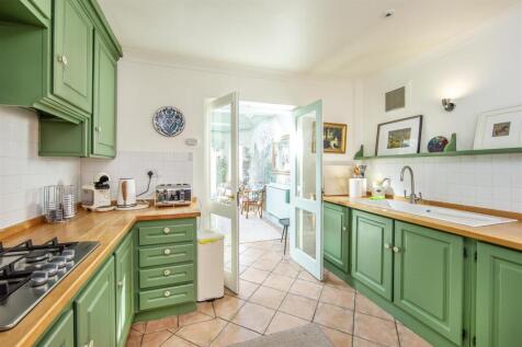 Kitchen 02.jpg