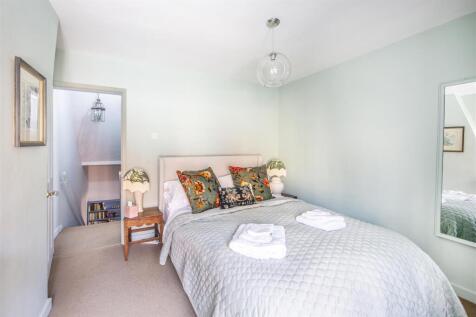 Bedroom 1 - 02.jpg