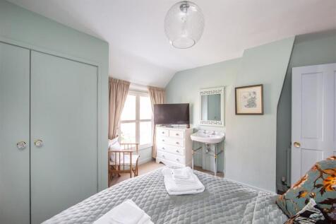 Bedroom 1 - 04.jpg