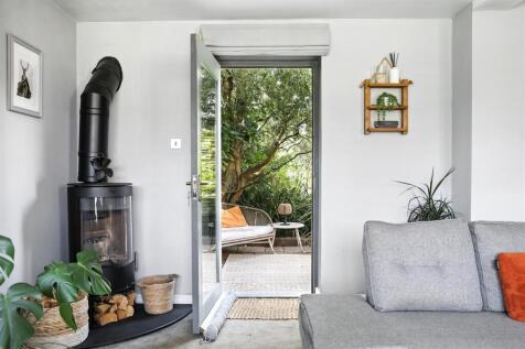 Living Room 09.JPG