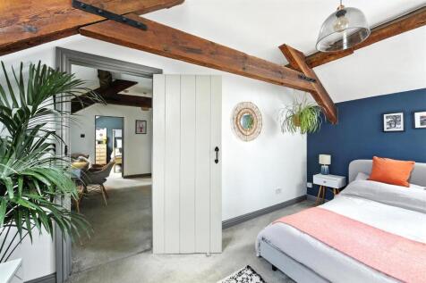 Bedroom 1 - 01.JPG