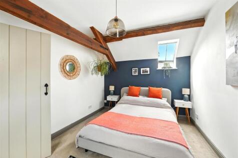 Bedroom 1 - 02.JPG