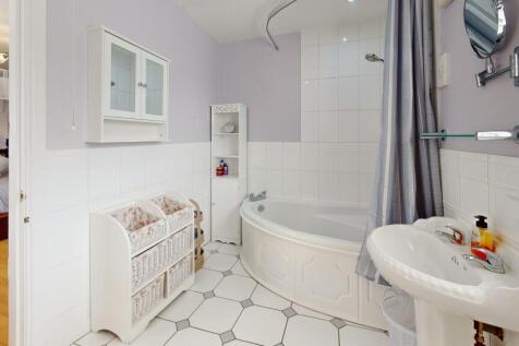 The-Beeches-55a-Curly-Hill-Bathroom 1
