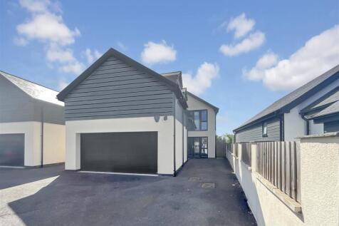 Double Garage/Driveway Parking