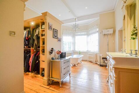 En-Suite Bathroom &amp; Dressing Area